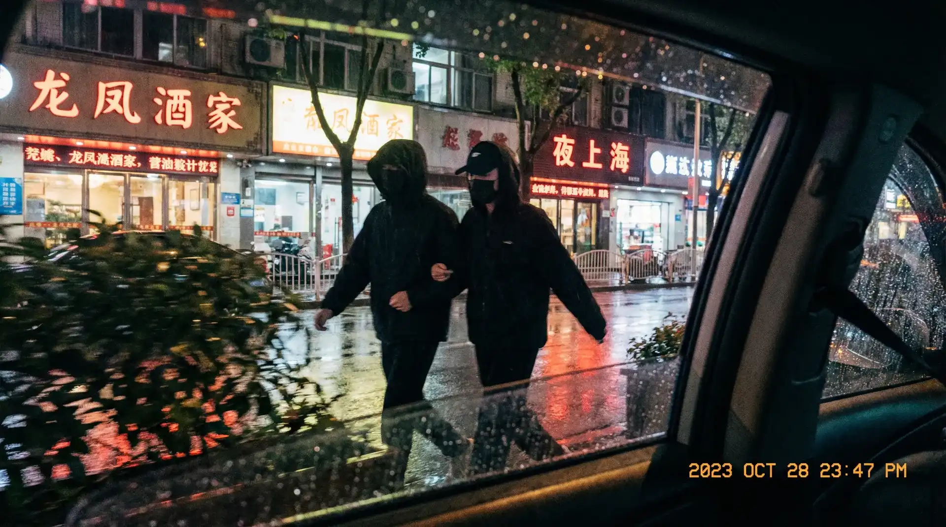 伦理片 - 顶流明星深夜密会现场抓拍照片
